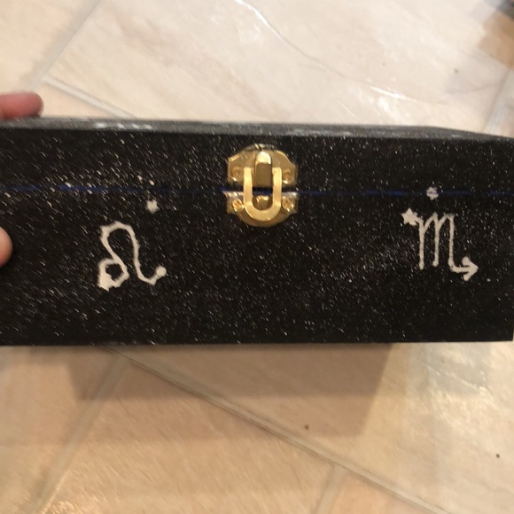 Painted box - Picture 2 of 3